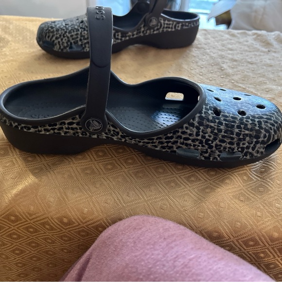 Crocs women's shoes in size 10. - Picture 3 of 7